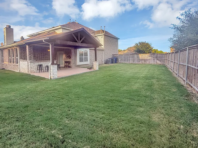 909 Blanco Ln — Photo 2