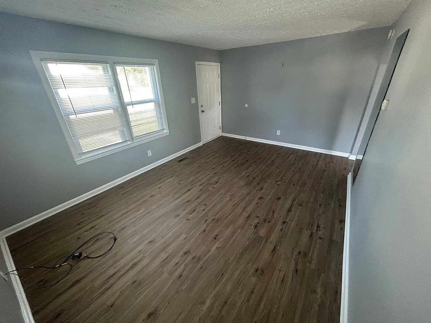 Charming 2 BR / 1 BA Home with Hardwood Floors, Eat-In Kitchen & Huge Yard! — Photo 2