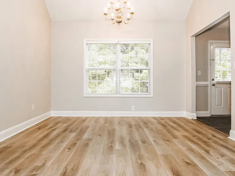 1598 Queen Elizabeth Dr — Photo 5