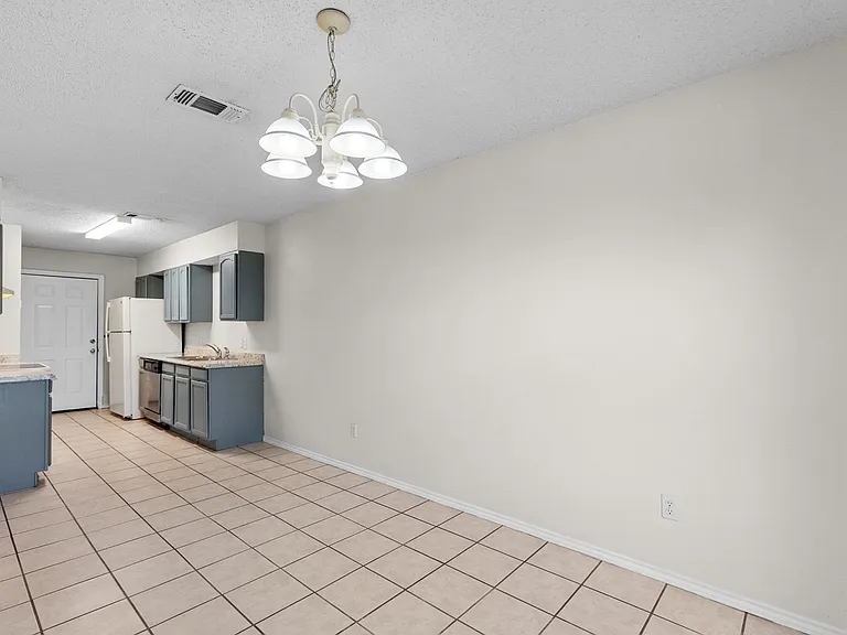 1629 Gordon St — Photo 7