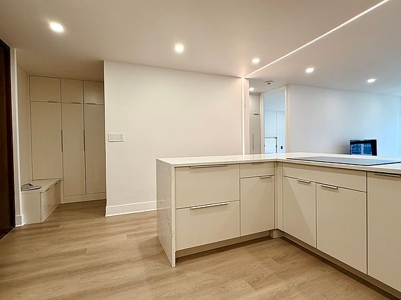 4th image of 360 E Randolph St APT 1606