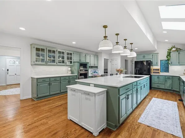 2518 Tomahawk Rd, Mission Hills, KS 66208