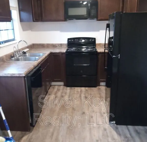 408 & 410 Oklahoma St #4 — Photo 2