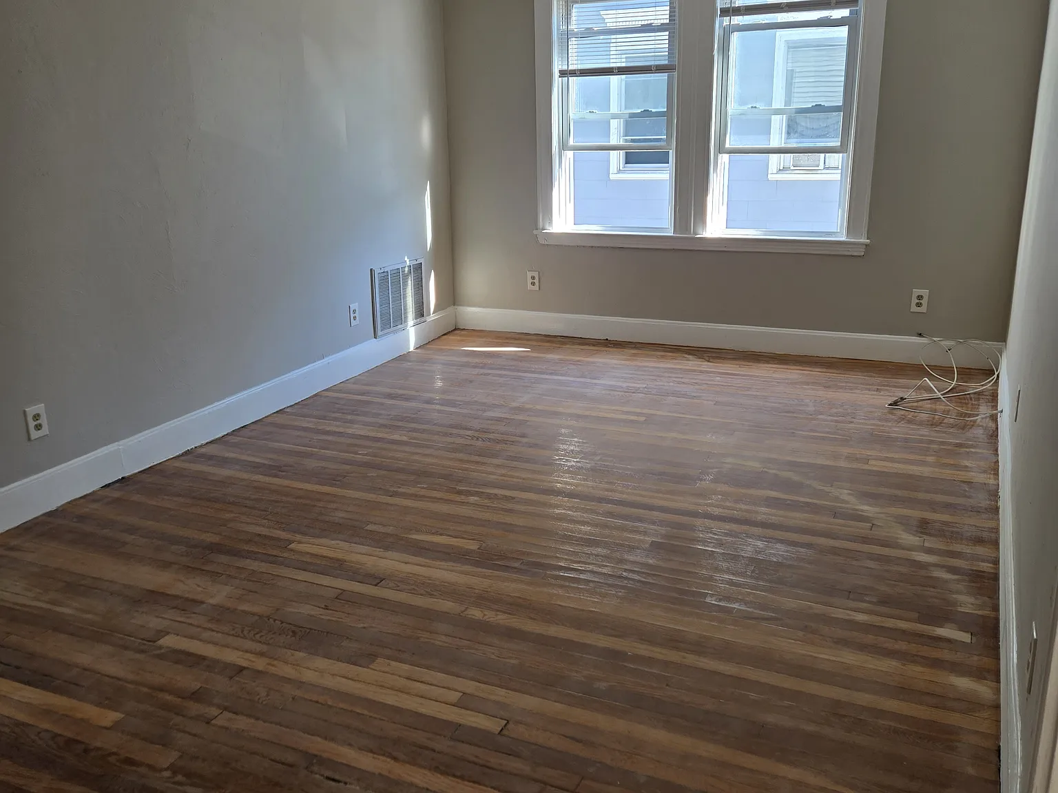 2 bed, 925 sqft, $2,400 — Photo 2