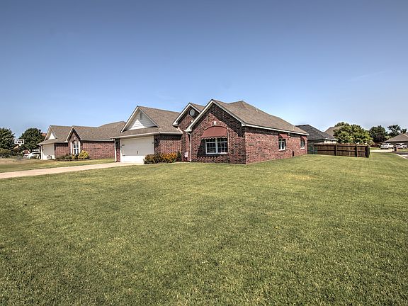 3rd image of 1502 Pheasant Cir
