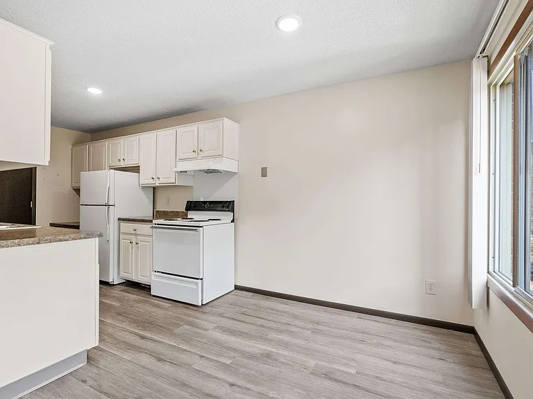 Como Park Apartments — Photo 24