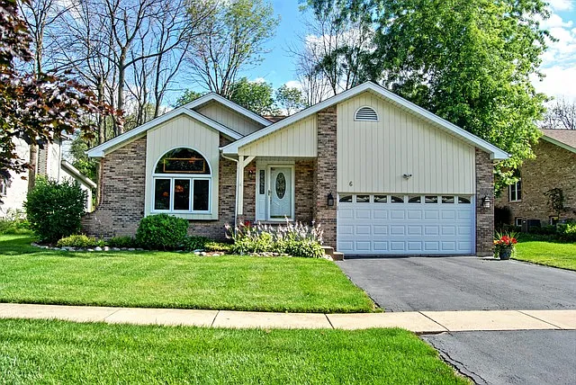 6 W Roberta St photo 1
