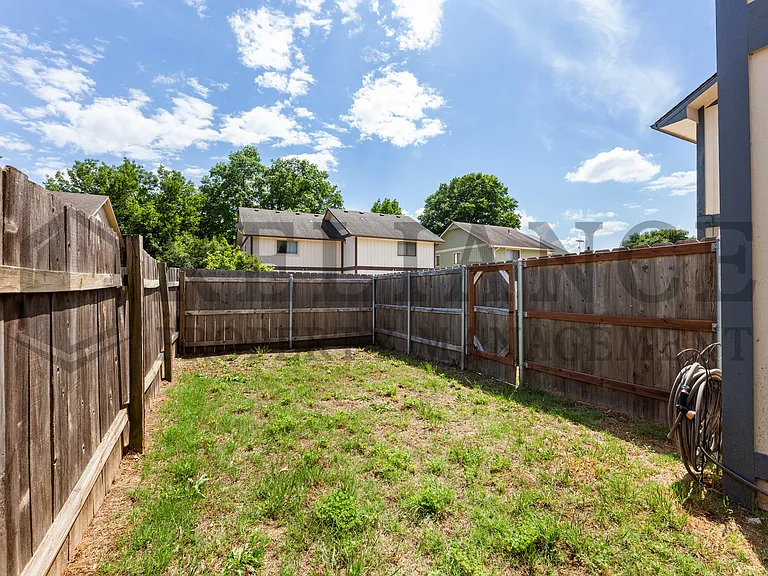 1111 E Redwood Rd — Photo 5