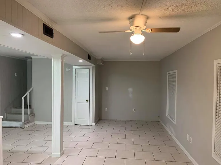 903 W Walnut St — Photo 2