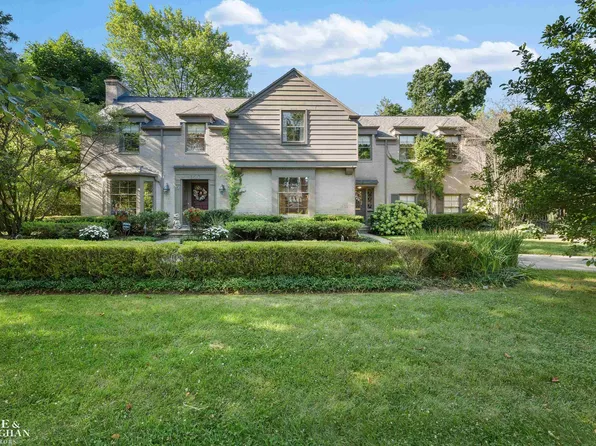 657 Sunningdale Dr, Grosse Pointe Woods, MI 48236