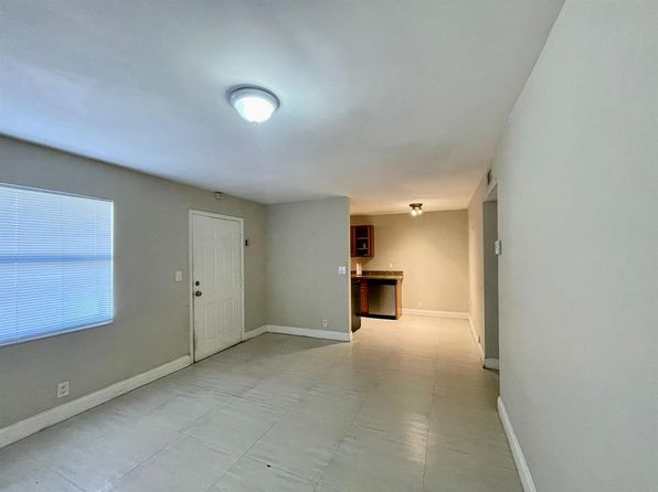 607 NE 29th Dr APT 25