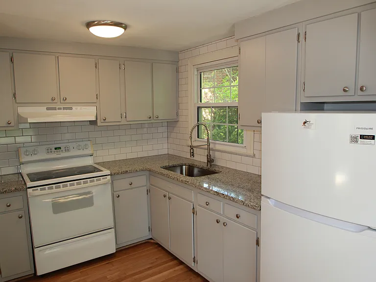 2404 1/2 Stafford Ave — Photo 3