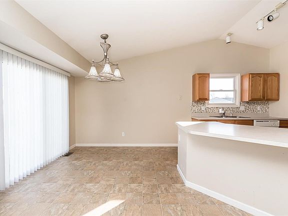 Breakfast room/kitchen that is open to family room