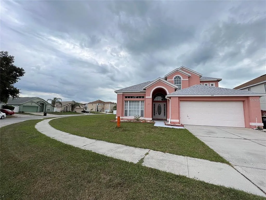 4 bed, 2.5 bath, 2269 sqft, $2,500 — Photo 2