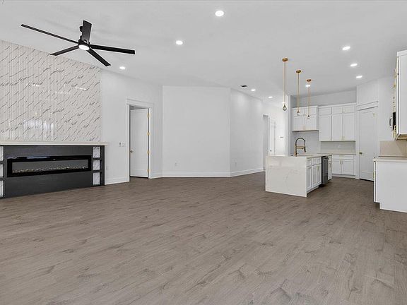 4th image of 112 N Pohakea Dr