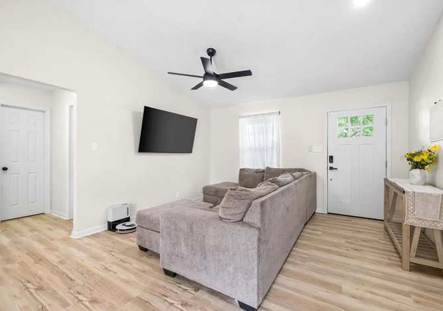 Welcome Home to 602 Artic Ave. — Photo 3