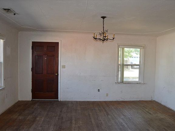 5th image of 929 Elm Ave