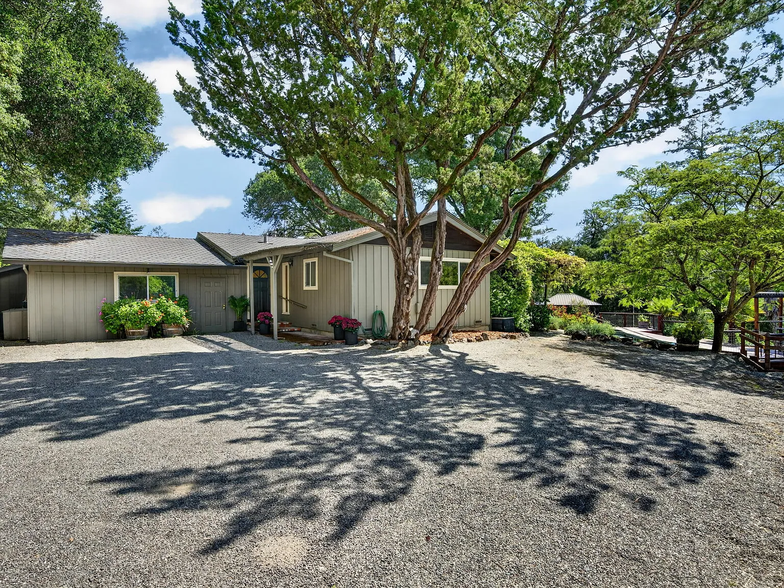3 bed, 3.0 bath, 2319 sqft, $9,500 — Photo 2