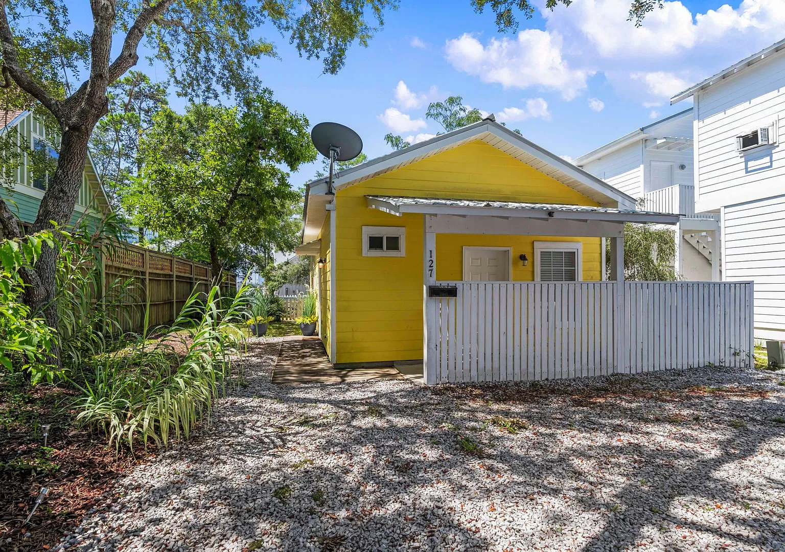 Live the Grayt life in this wonderful 2 bedroom cottage with fenced back yard! — Photo 1