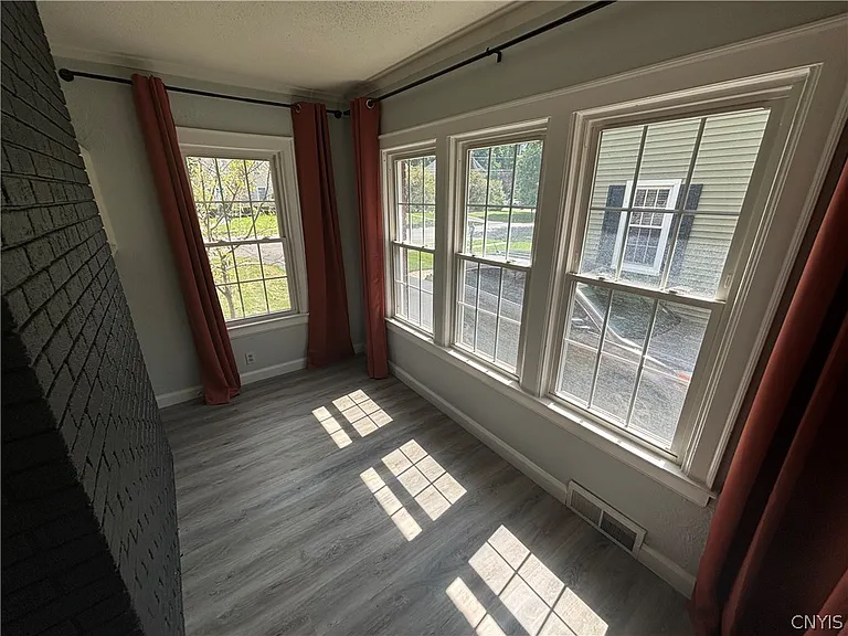 102 Wellington Rd — Photo 4