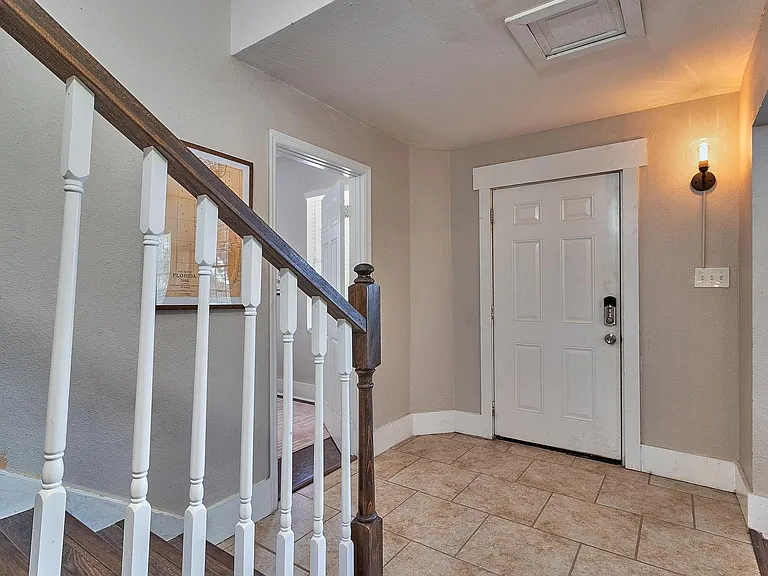 811 E Genesee St — Photo 16
