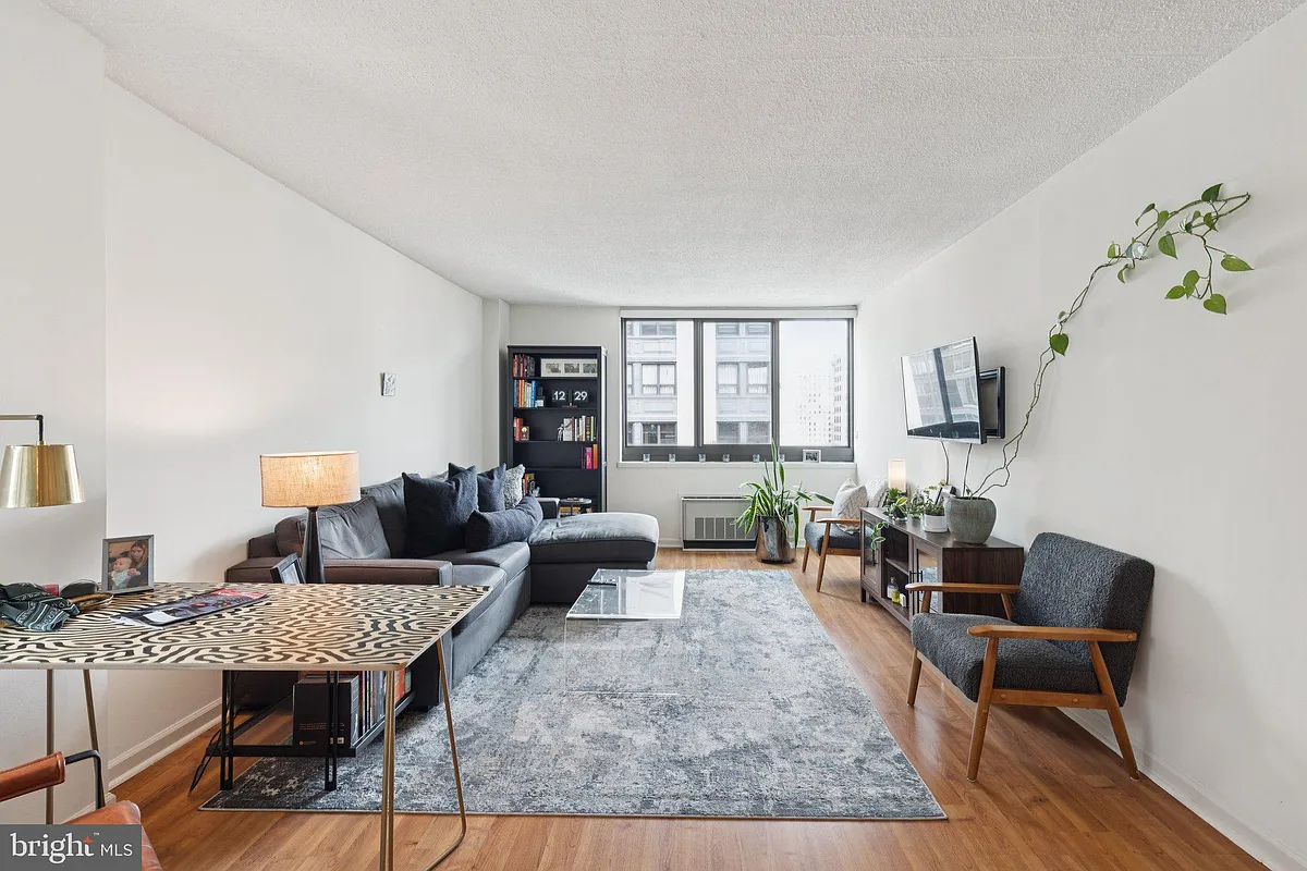 Building Photo - 1420 Locust St #25E