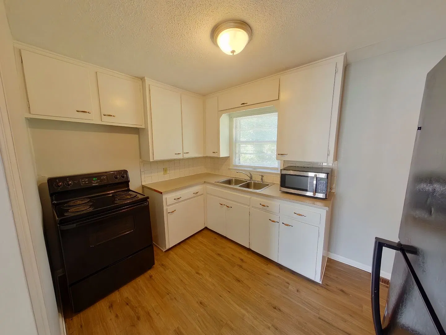 1557 N Broadview — Photo 4