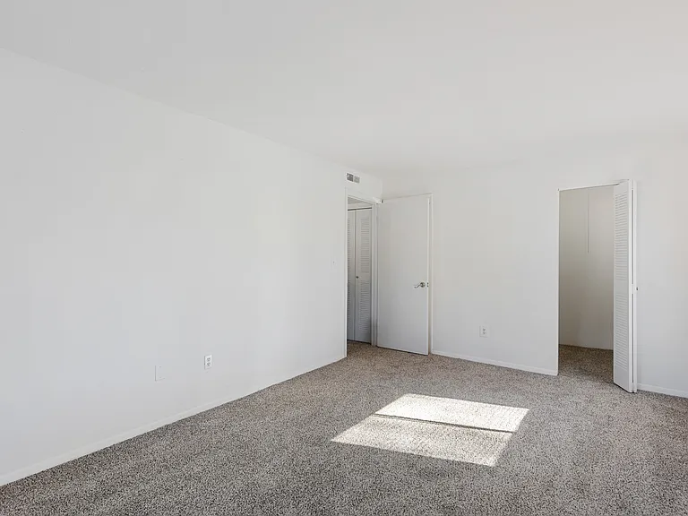 Fairway Club Apartments — Photo 56