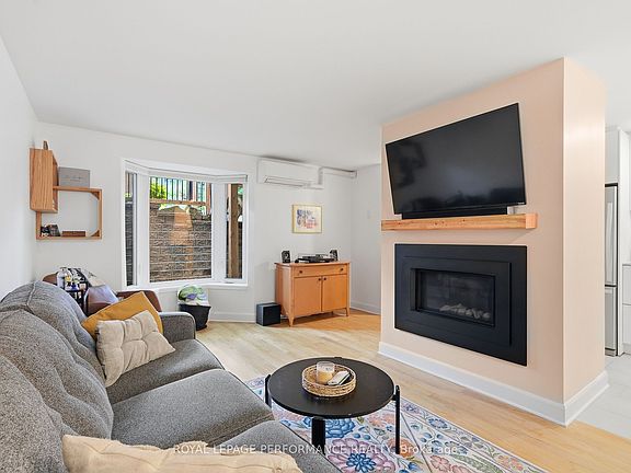 2nd image of 51 Spadina Ave #1