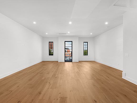 2nd image of 1040 E 4th St #102