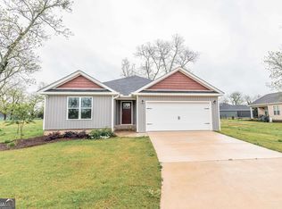 131 Colonial Dr, Cochran, GA 31014