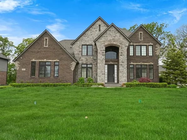 835 Crestwood Ln, Rochester Hills, MI 48309