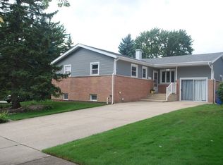 9046 Sycamore Dr, Hickory Hills, IL