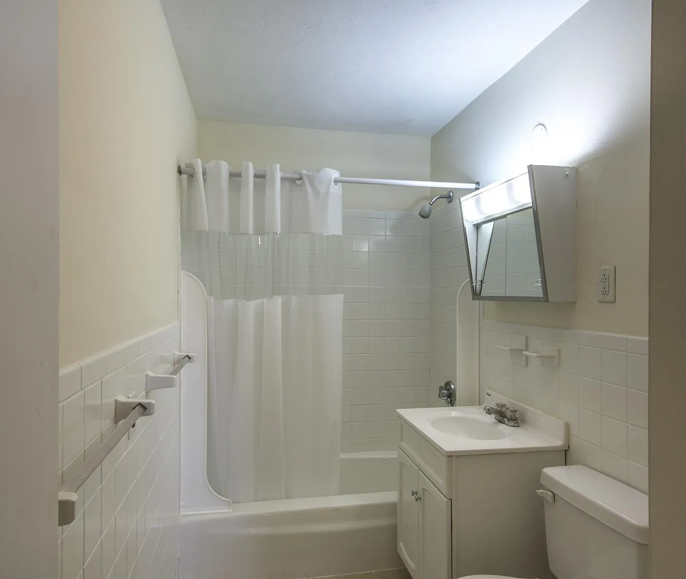 2 bed, 1.0 bath, $3,600 — Photo 3