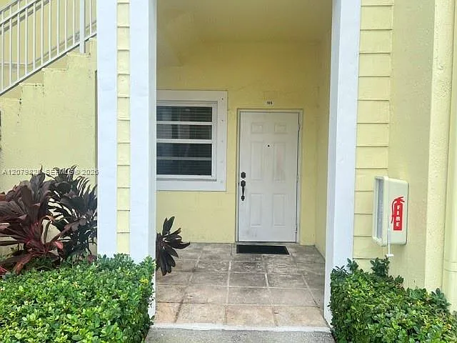 2728 NE 3rd Ct — Photo 2