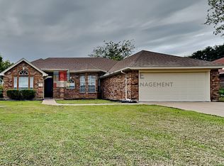 921 NW Park Meadow Ln, Burleson, TX 76028