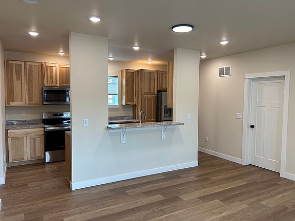 Another view of kitchen bar
