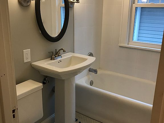 Great bathroom with pedestal sink