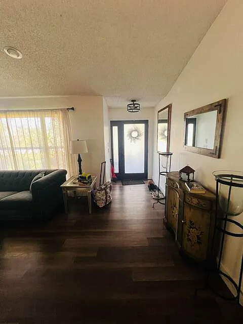 1 bed, 1.0 bath, 696 sqft, $1,495 — Photo 4