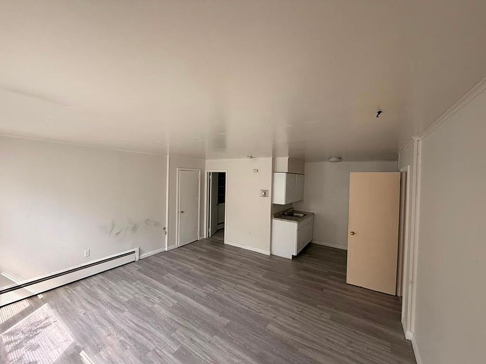 1st image of 127 Glenerie Blvd #6
