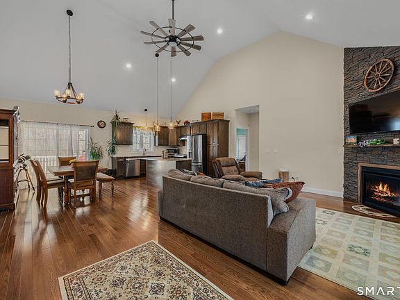 4th image of 221 Clubhouse Road
