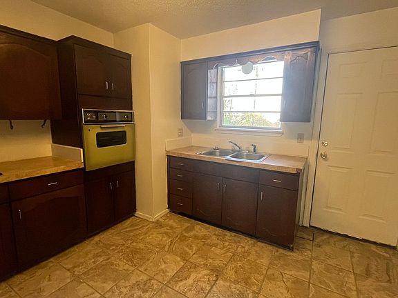 5th image of 616 W J St APT B