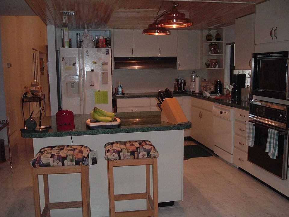 Cozy kitchen w breakfast bar.
