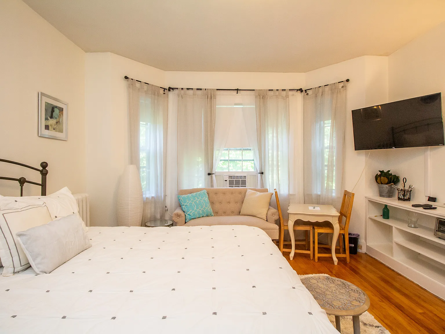 Studio, 450 sqft, $3,990 — Photo 2