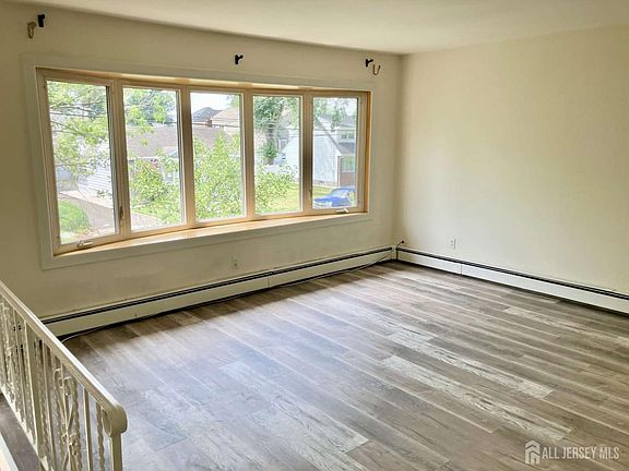 3rd image of 141 Dunbar Ave