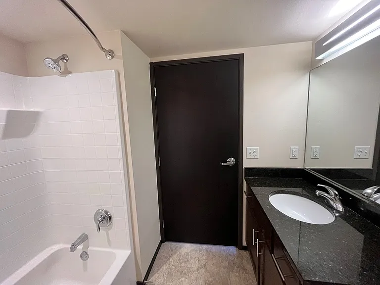 Galaxie High Rise Apartments — Photo 200