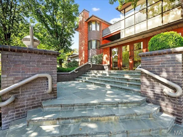 155 N Hanley Rd APT 305, Saint Louis, MO 63105