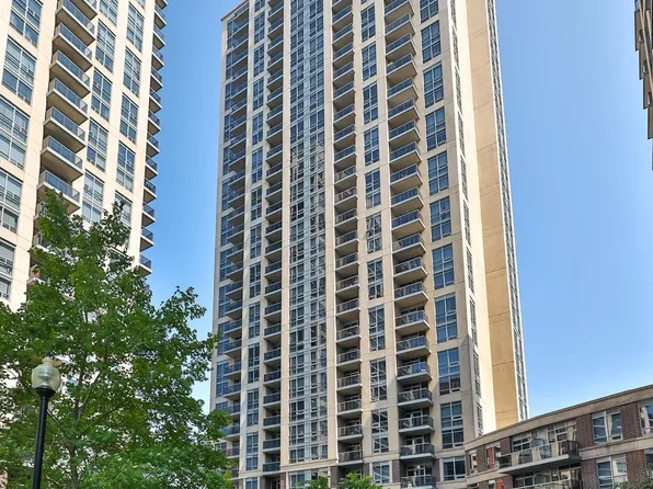 3 Michael Power Pl #2402, Toronto, ON M9A 0A2
