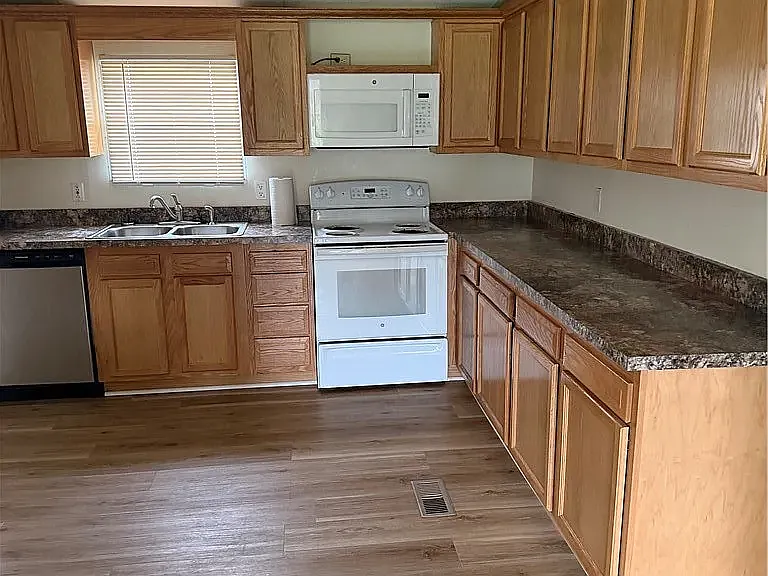 406 Harbour Ln — Photo 3