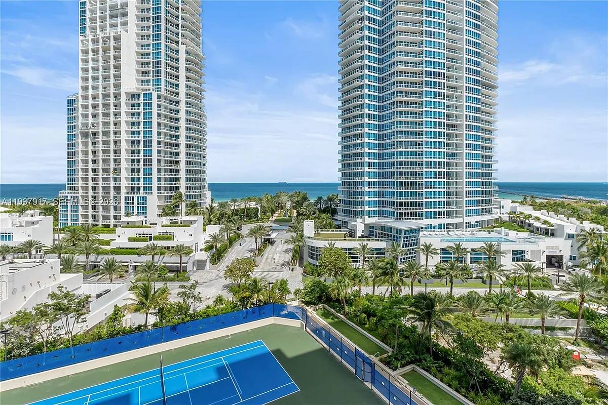 Building Photo - 400 S Pointe Dr #906